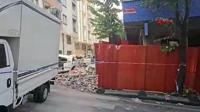 İstanbul- Esenler'de 3 katlı binanın çatısının çöktüğü anlar kamerada