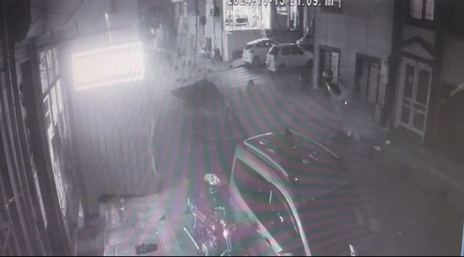 Esenler'de 3 katlı binanın çatısının çöktüğü anlar kamerada