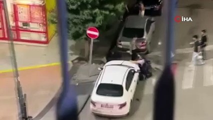 Tekerlekli sandalye ile yolun karşısına geçemedi, otomobilin kırılmadık camını bırakmadı