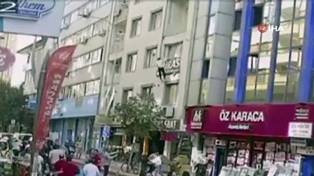 Korkudan balkondan atlamaya çalıştı! O anlar kameraya yansıdı