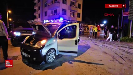 Sakarya'da otomobil park halindeki ticari araca çarptı