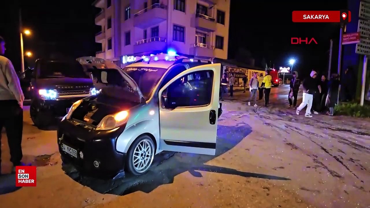 Sakarya'da otomobil park halindeki ticari araca çarptı