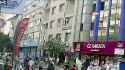 Depremden korktu, balkondan böyle atlamaya çalıştı! İşte o anlar...