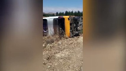 ¡Conducto se durmió! Bus se vuelca en la ruta antigua a Santa Cruz, deja varios heridos