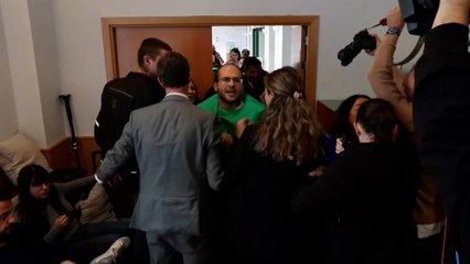 Manifestantes interrumpen la firma de un protocolo de vivienda del Gobierno