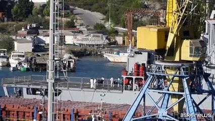 Albania, i 16 migranti lasciano la nave Idra per registrarsi