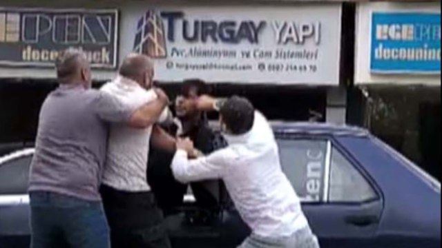Şehir magandaları sürücüyü camdan çıkarıp tekme ve yumruklarla dövdü