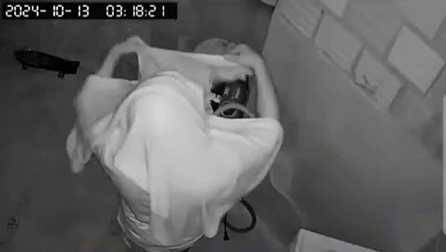 Homem é flagrado furtando calcinhas e acaba apanhando de morador