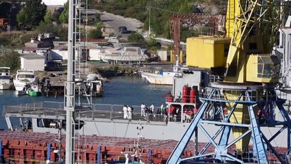 Primeiro grupo de migrantes enviado para centro de detenção fora da UE chega à Albânia