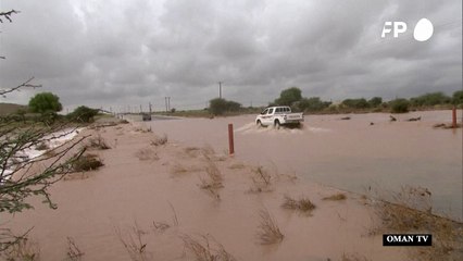 أمطار غزيرة تغمر الشوارع والوديان في سلطنة عُمان
