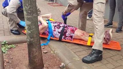 Idosa tropeça em buraco, cai e fica ferida na Rua Paraná