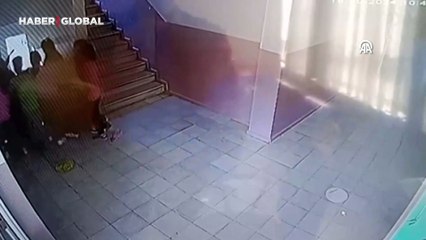 Deprem anında yürekleri ısıtan görüntü: Engelli oğlunu sırtında taşıdı