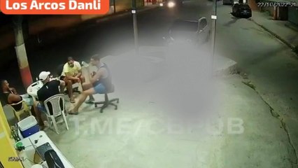 Video herunterladen: Hombre se defiende de ataque de ladrones