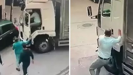 Hareket eden kamyonunu peşinden koşup durdurdu! O anlar kamerada