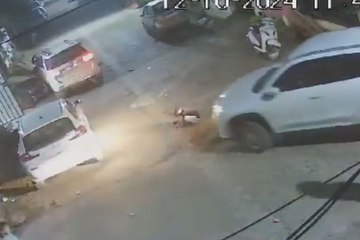 Descargar video: भाजपा नेता के पुत्र को कार से कुचलने की घटना CCTV में कैद, सामने आया ये दर्दनाक वीडियो