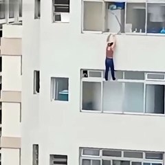 Durante limpeza de vidro, mulher escorrega e fica pendurada em janela de edifício