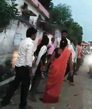 महिलाओं ने युवकों की चप्पल से की पिटाई, सोशल मीडिया में वायरल हो रहा वीडियो