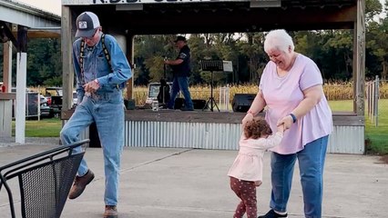 Shy Girl Who Danced With Elderly Couple At Festival Finds Them Again A Year Later | Happily TV