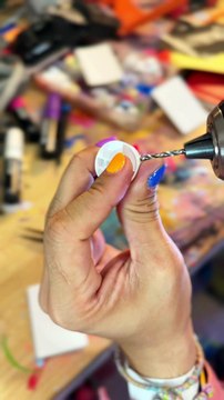 TUTO pour fabriquer des boucles d’oreilles avec des Caps de bombes de peinture !