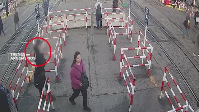 Un hombre se salva de ser arrollado por un tranvía en último instante en Buenos Aires