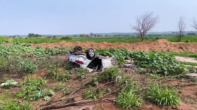 Condutora de veículo e crianças de 3 e 6 anos ficam feridas após capotamento em Umuarama