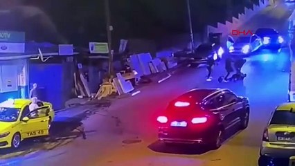 İstanbul-Beyoğlu'nda polisten kaçan şüphelilerin yakalandığı an kamerada