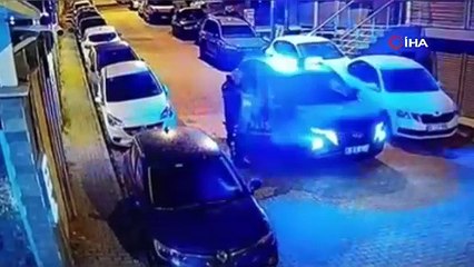Yere Düşen Türk Bayrağını Alan Polis Kalpleri Isıttı