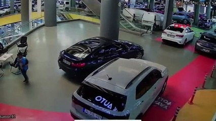 İstanbul - Esenyurt’ta çarşaf giyip otomatik silahla oto galeriye kurşun yağdırdı