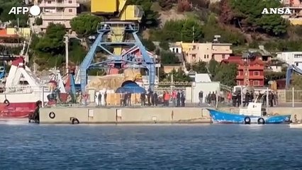 Albania, partita la motovedetta che riporta i 12 migranti in Italia