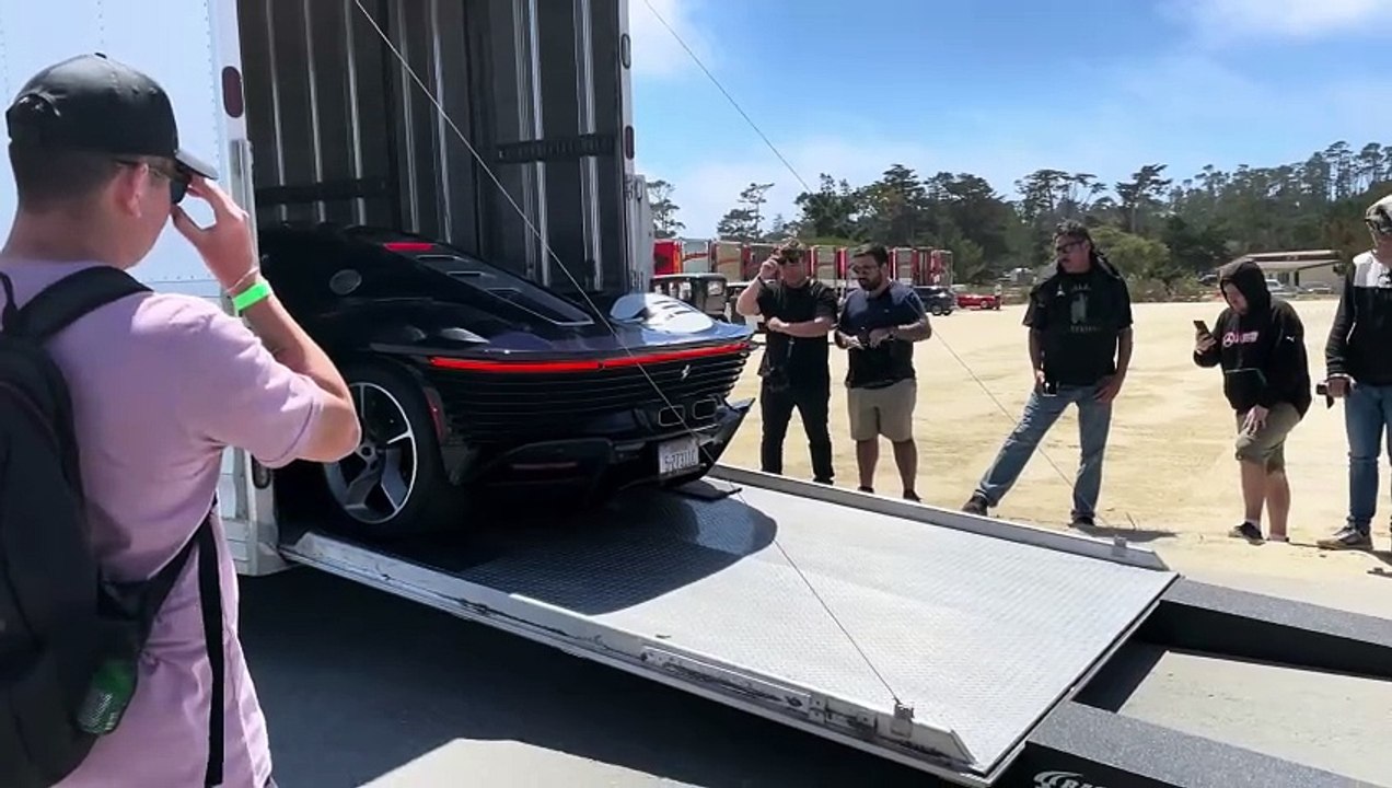 Unloading a Ferrari Daytona SP3