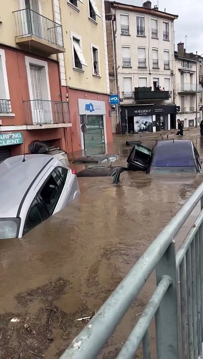 Inondations à Rive-de-Gier (Loire) : des logements submergés et des véhicules flottants après de fortes pluies.