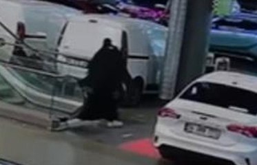 Esenyurt’ta çarşaf giyip otomatik silahla oto galeriye kurşun yağdırdı