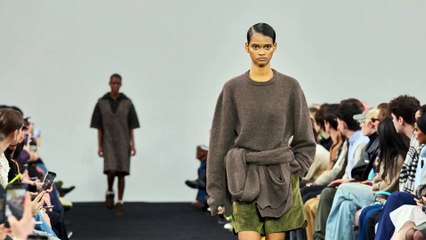 Come indossare il maglione oversize: i look dalle sfilate A/I 2024