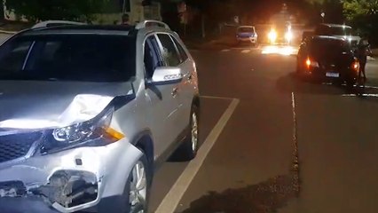 Onix e Sorento colidem em cruzamento movimentado