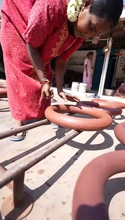 ஒரு நாளைக்கு 300 வளை காய வைப்போம்!! வேலை நடந்துகிட்டே இருக்கும்!! தஞ்சாவூர் தவிழ் Manufacturing!! | Thanjavur