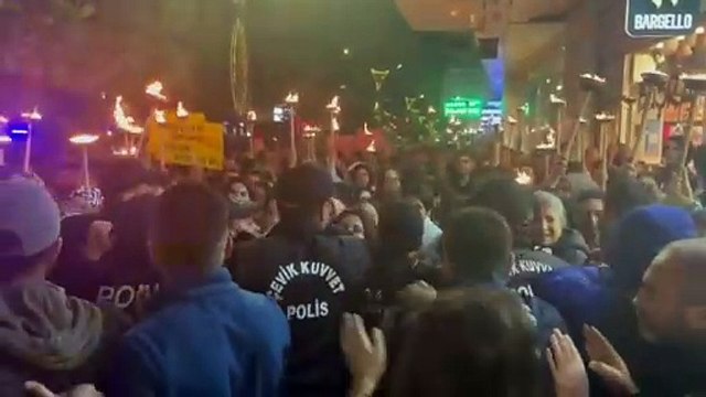 Bunun adı kadın seli: Yüzlerce kadın sokağa indi, polis engelleyemedi