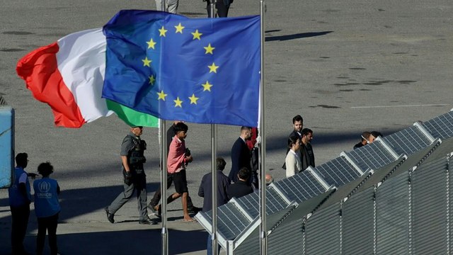 Umstrittenes Abkommen: Erste Migranten aus Italien in Lager in Albanien gebracht