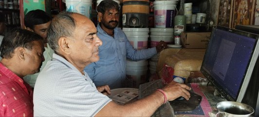 खूबसूरत रंगों से चमकने लगे आशियाने, कम्प्यूटराईज मशीनों से बना रहे नए कलर शेड