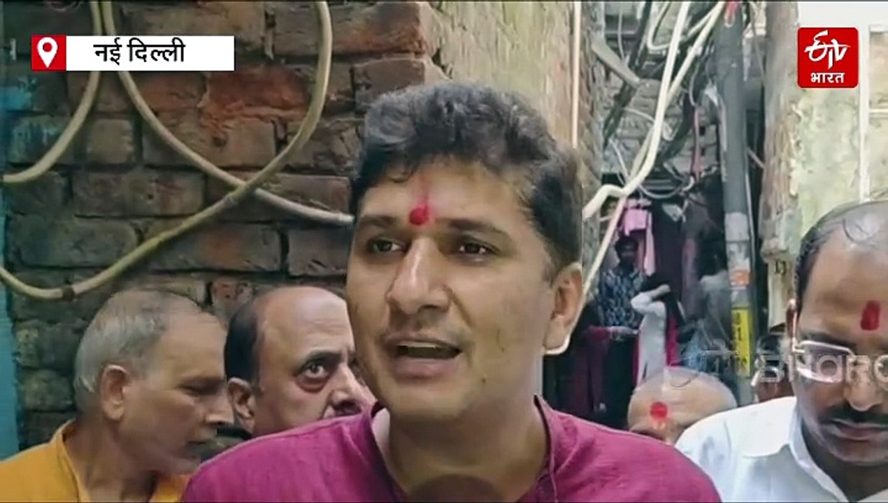 अरविंद केजरीवाल की चिट्ठी लेकर लोगों के बीच पहु...