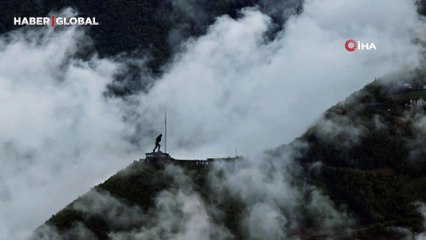 Dünyanın en büyük Atatürk heykeli sisler arasında böyle görüntülendi