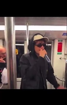 Tananai in incognito canta in metro 'Tango' in napoletano