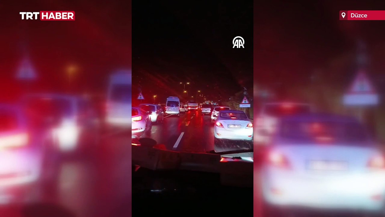 Düzce'de sürücüler fermuar yöntemiyle ambulansa yol verdi