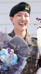 방탄소년단 제이홉 전역! 진이 마중 나와 마이크 든 채 쭈그려 앉은 이유는? 🎤