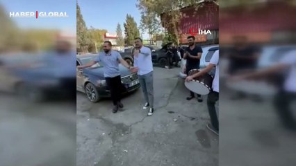 Otomobili tamirden erken çıkınca davul zurna eşliğinde oynadı