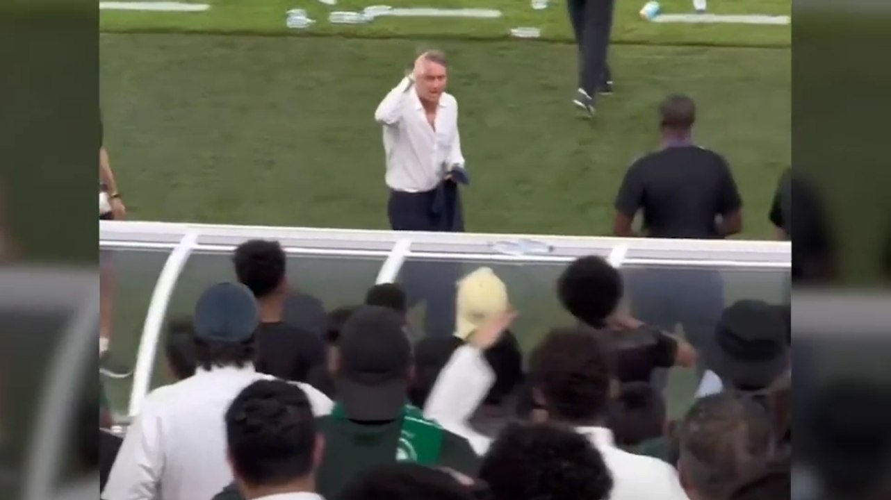 Mancini, brutto gesto: litiga con i tifosi arabi, guarda il video