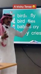 معلم لغة إنجليزية سعودي يحصد تفاعلاً بسبب طريقة شرح الدرس للطلاب
