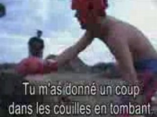Jackass combat sur echasses