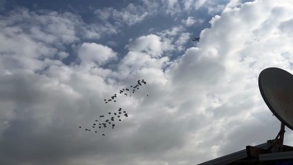 طائرة تلقي مساعدات فوق خان يونس في جنوب قطاع غزة