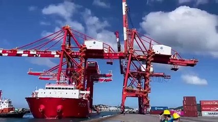 Un navire cogne une grue géante et la fait tomber