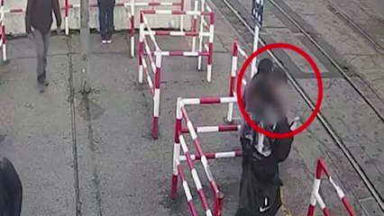 핸드폰 보며 걷다가...열차 충돌 간신히 피한 남성 / YTN